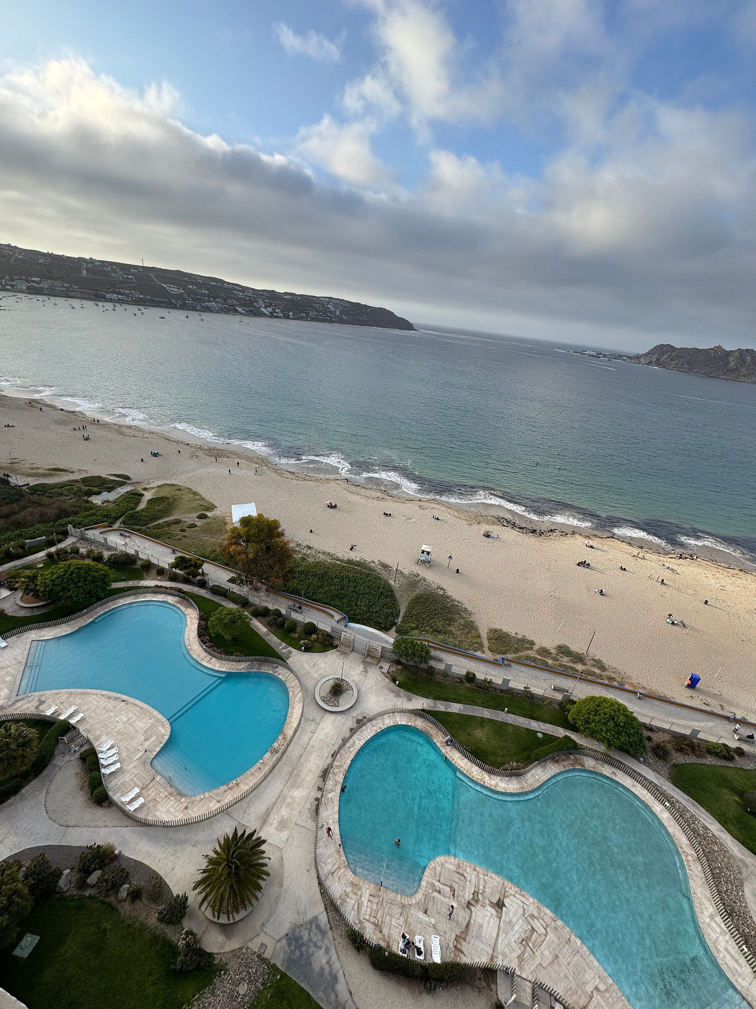 Un complexe hôtelier doté de deux grandes piscines, d’une plage et offrant une vue sur la mer.
