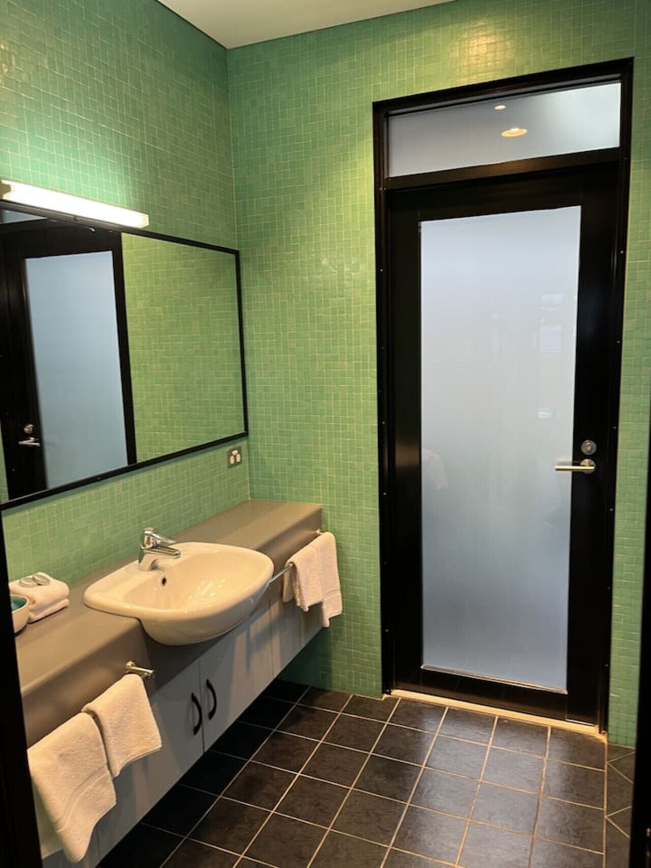 Sèche-cheveux, serviettes fournies