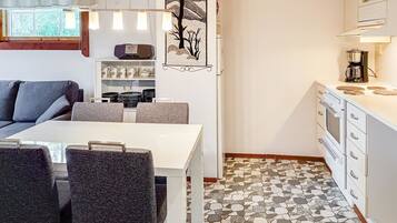 Jääkaappi, mikroaaltouuni, uuni, astianpesukone