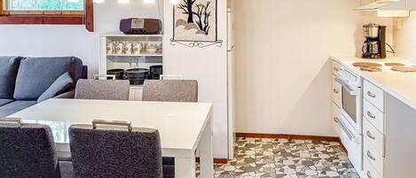 Jääkaappi, mikroaaltouuni, uuni, astianpesukone