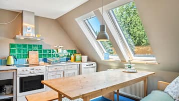 Kaffe- och tebryggare, kylskåp, diskmaskin och barnstol
