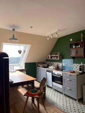 Fridge, dishwasher, coffee/tea maker, highchair