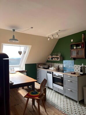 Fridge, dishwasher, coffee/tea maker, high chair