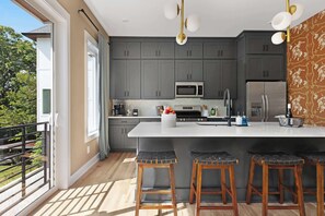 Frigorífic, microones, forn i placa de cuina