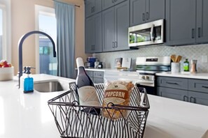 Frigorífic, microones, forn i placa de cuina