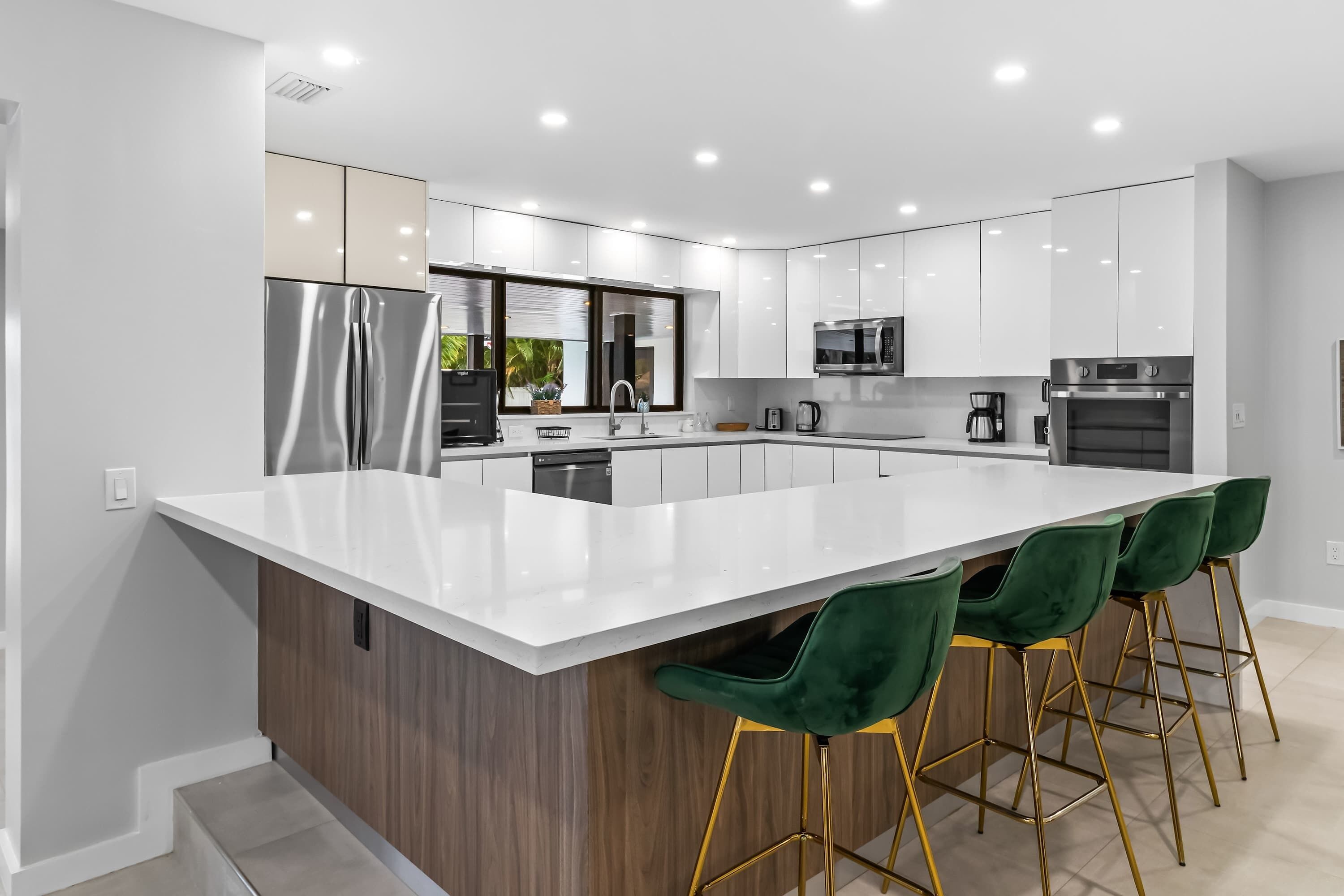 冰箱、微波炉、洗碗机、电热水壶