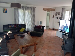 Télévision, lecteur de DVD, table de tennis de table, livres