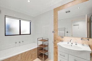 Een douche, een haardroger, toiletpapier