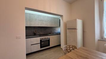 Réfrigérateur, micro-ondes, four, lave-vaisselle