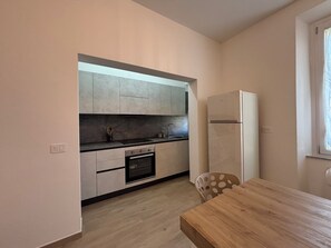 Kühlschrank, Mikrowelle, Ofen, Geschirrspüler