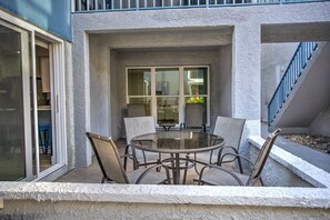 Outdoor dining - Madeira Beach Condo, Pools, Marina, Walk to Beach, Shops, and Restaurants +Tickets to Fun Activities (Madeira Beach)