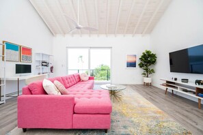 Smart TV - Luxury Oceanview Villa with Pool and Spacious Deck (Lovenlund)