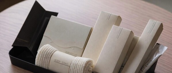 A black box containing a body towel and several white towels labeled "AMENITY KIT". - soyo-ne kyoto sanjo (Kyoto)