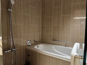 Quarto tradicional | Banheiro | Secador de cabelo, toalhas de banho, shampoo, papel higiênico