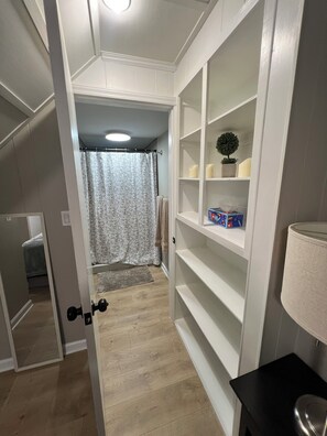 2 bedrooms, iron/ironing board, free WiFi, bed sheets - Charming 2-bed, 2 full bath lower level studio with WiFi, AC in Ardmore (Winston-Salem)