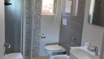 Haartrockner, Bidet, Handtücher, Seife