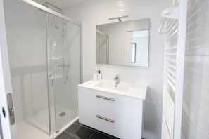 Shower, towels, soap, toilet paper - Villa Ty Lannic - Panoramic sea view and beach 100m away (Plouarzel)