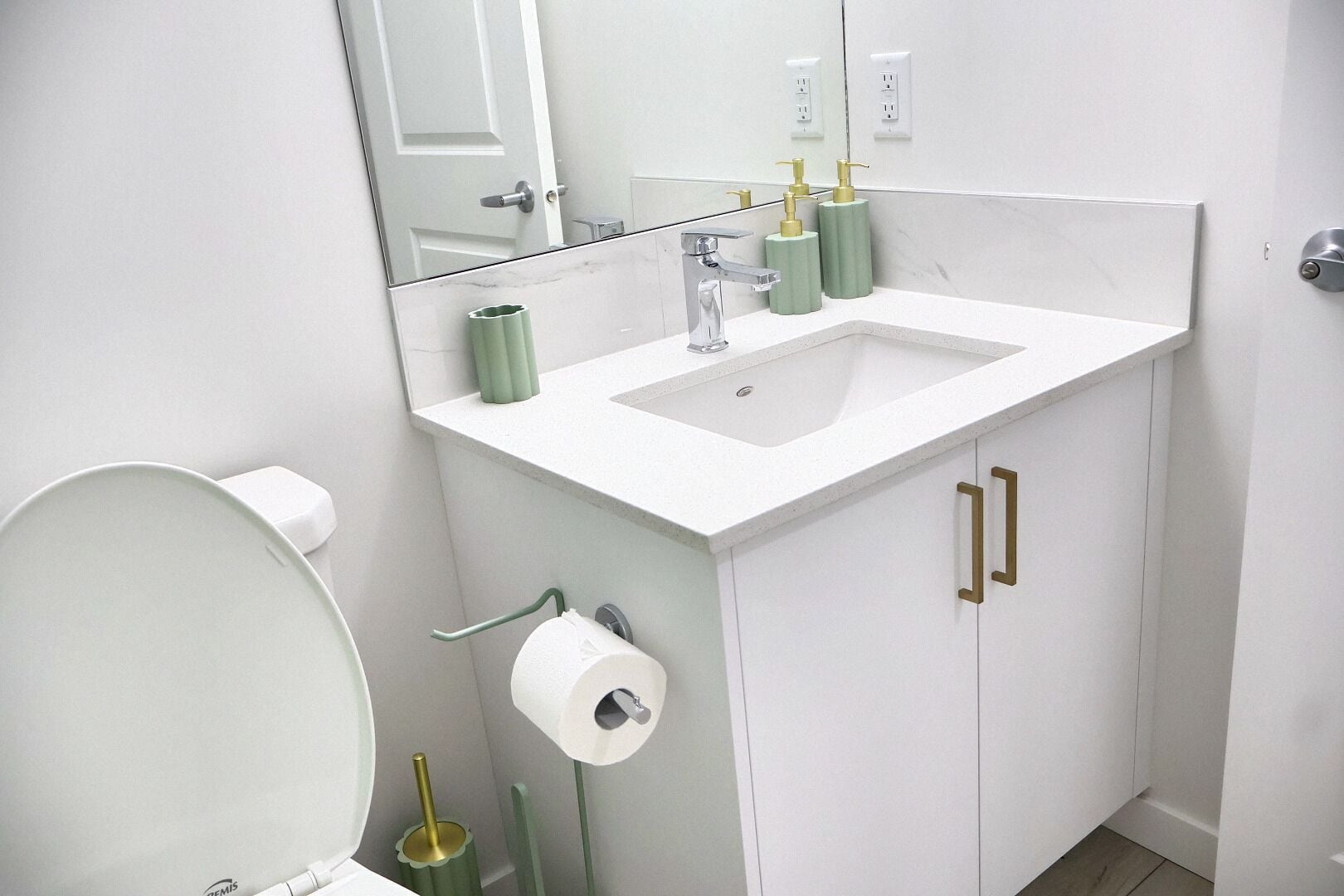 Towels, soap, shampoo, toilet paper