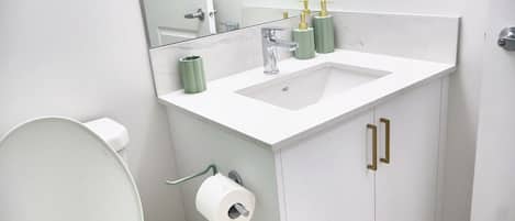 Serviettes fournies, savon, shampoing, papier toilette