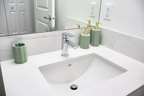 Handtücher, Seife, Shampoo, Toilettenpapier