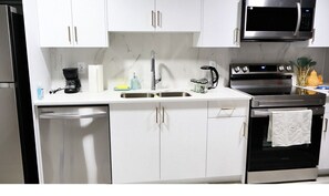 冰箱、微波炉、烤箱、炉灶