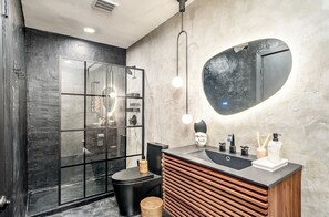 Douche, serviettes fournies, savon, papier toilette