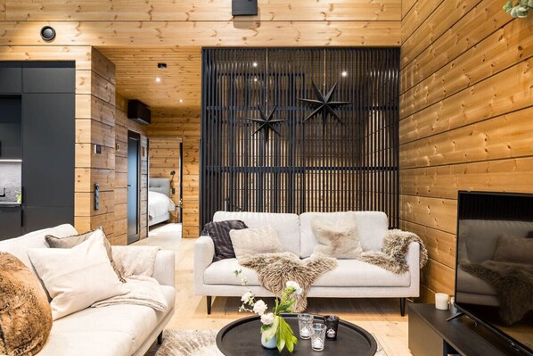 5 bedrooms, desk, iron/ironing board, travel cot