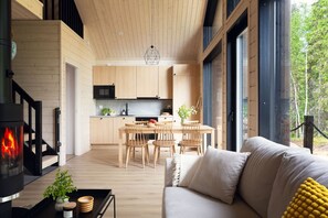 Een smart-tv en een open haard