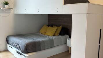 3 bedrooms, desk, free WiFi, bed sheets