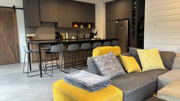 Smart-TV, Kamin, Tischfußball, Bücher