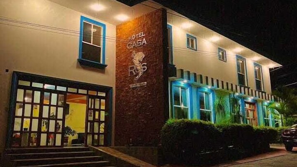 Un hôtel doté d’une grande entrée, d’un escalier bien visible et d’une façade bien éclairée.