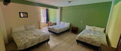 Chambre triple familiale | Bureau, espace de travail pour ordinateurs portables