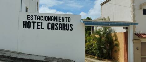 A building with a sign that reads "ESTACIONAMIENTO HOTEL CASARUS".