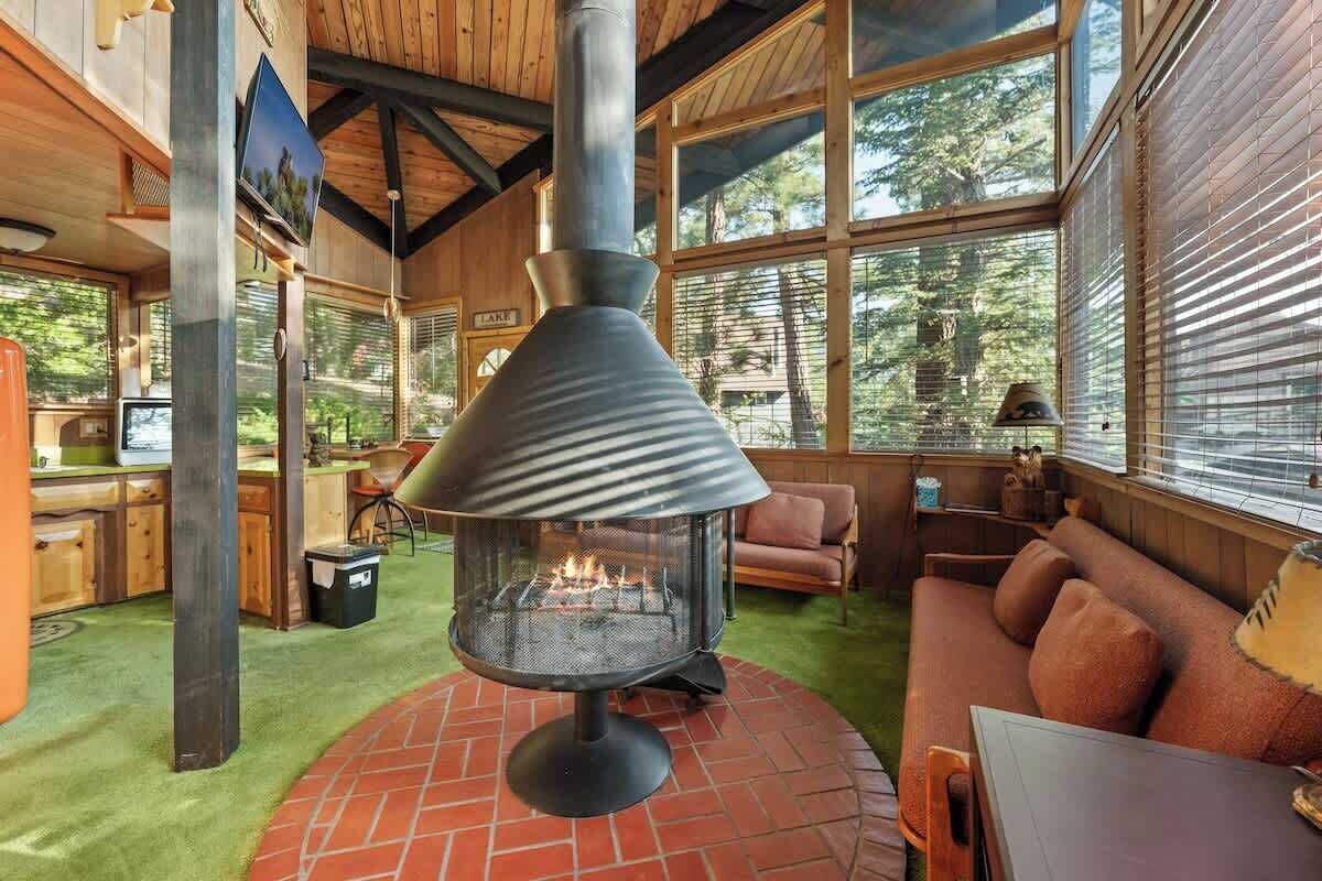 Een televisie en een open haard