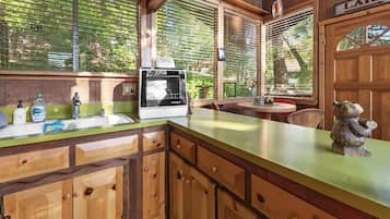 Fridge, microwave, stovetop, dishwasher