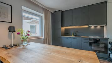Een koelkast, een oven, een kookplaat, een koffiezetapparaat/waterkoker