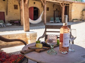 Outdoor dining - Rustic country house with courtyard and spa bath (Montcabrier)
