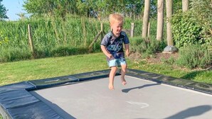 Un bambino salta su un tappablocchi.