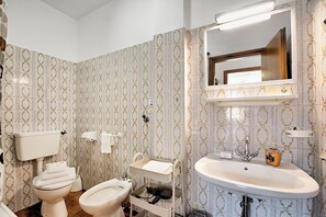 Standard Apartment, Multiple Bedrooms (Casa Silvia 50m From The Lake) | Bathroom