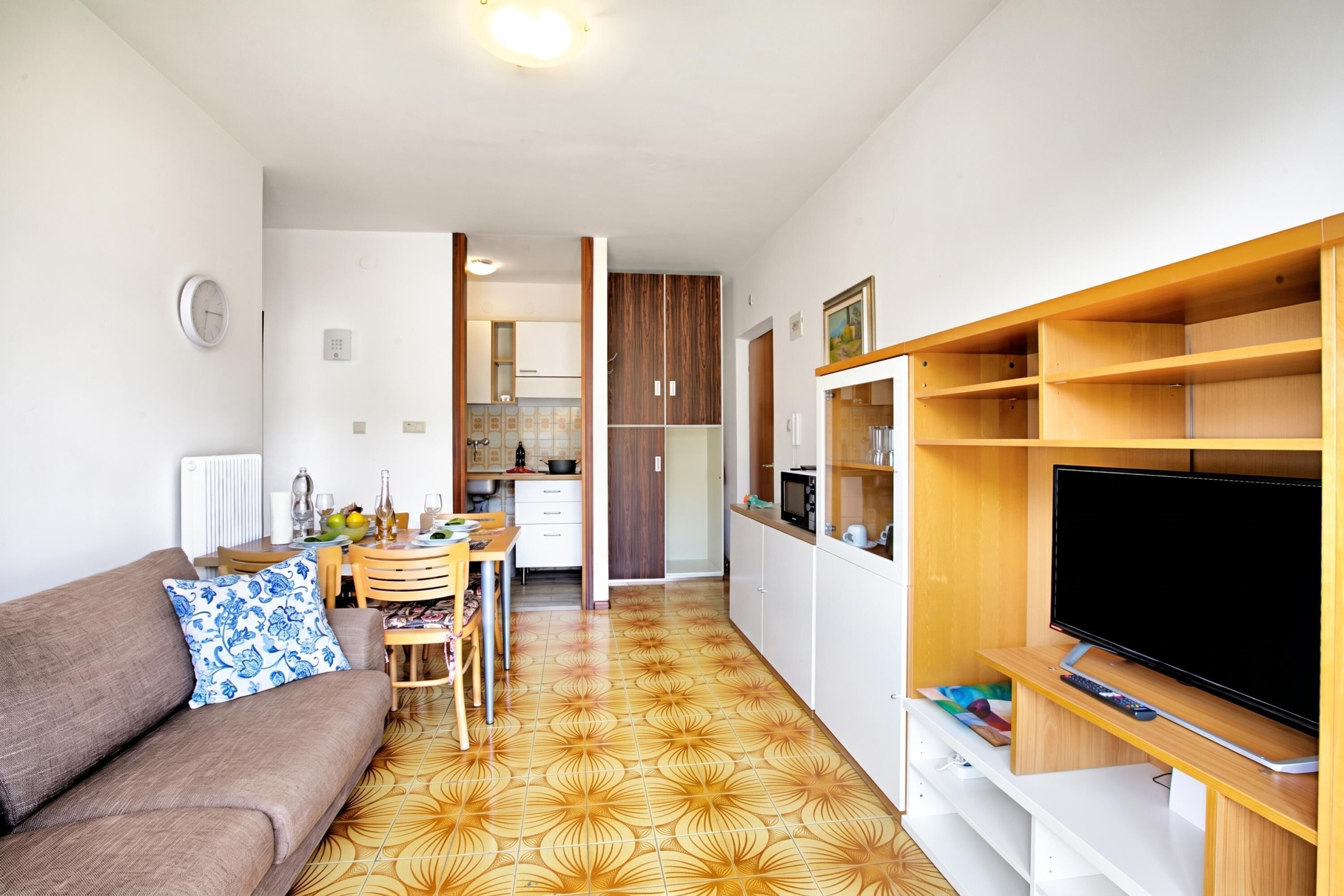 Standard-Apartment, 1 Schlafzimmer, Balkon (Casa Silvia 50m From The Lake) | Wohnbereich | Smart-TV