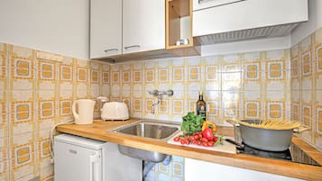 Refrigerador, microondas, placa de cocina, cafetera/tetera