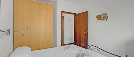 Standaard appartement, meerdere slaapkamers (Casa Silvia 50m From The Lake) | 1 slaapkamer, wifi, beddengoed