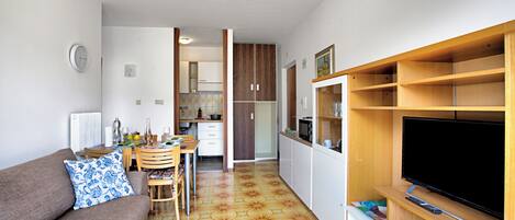 Lägenhet Standard - flera sovrum (Casa Silvia 50m From The Lake) | Vardagsrum | 21-tums smart-tv med digitalkanaler