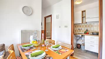 Standard Apartment, 1 Bedroom, Balcony (Casa Silvia 50m From The Lake) | Tempat makan