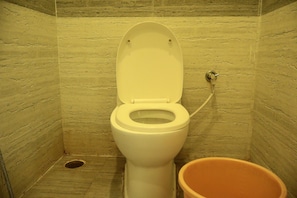 Chuveiro, toalhas de banho, sabonete, shampoo