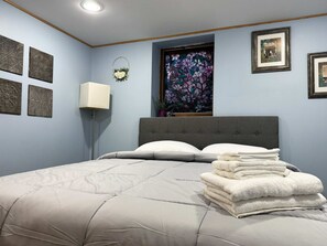 4 bedrooms, desk, WiFi, bed sheets