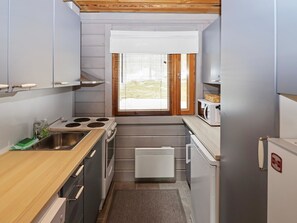 Refrigerador, microondas, lavavajillas y utensilios de cocina 