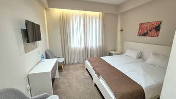 Habitación doble estándar, vista al jardín | Wifi gratis