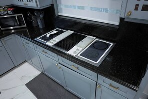 Kühlschrank, Mikrowelle, Herdplatte, Geschirrspüler