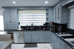 Réfrigérateur, micro-ondes, plaque de cuisson, lave-vaisselle
